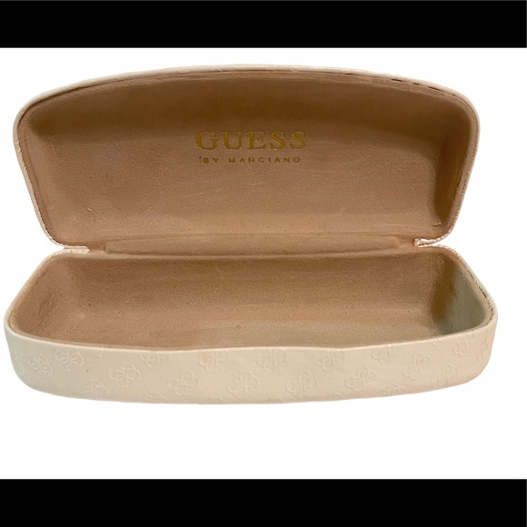 GUESS Sunglasses With Guess Case - Picture 6 of 8